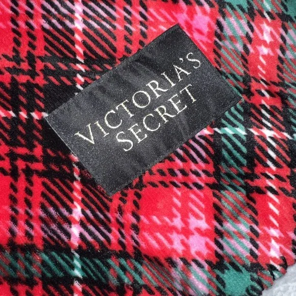 NWT VICTORIA'S SECRET GIFT SET PLUSH BLANKET+BAG GREEN RED BLACK PLAID CHRISTMAS - Picture 3 of 7